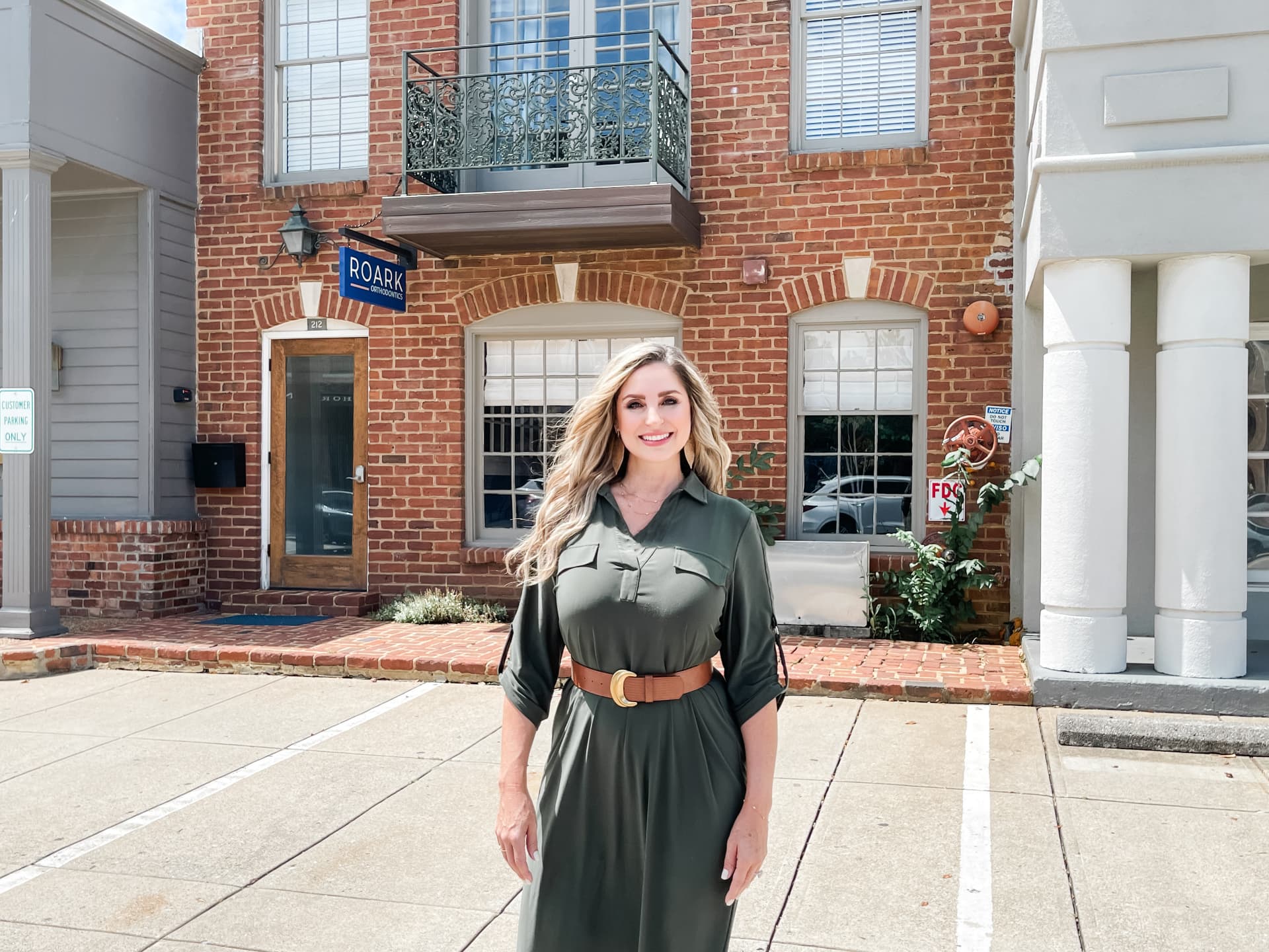 Leslie Wilson standing in front of a brick building in Franklin, Tennessee